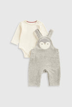 
                        
                          將圖片載入圖庫檢視器 Mothercare Penguin Velour Dungarees and Bodysuit Set
                        
                      