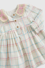 
                        
                          將圖片載入圖庫檢視器 Mothercare Crochet Collar Checked Dress
                        
                      